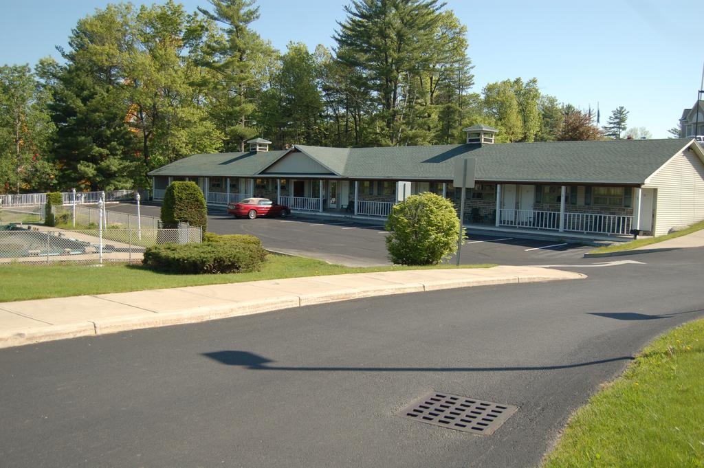 Wakita Court Motel Queensbury Exteriör bild