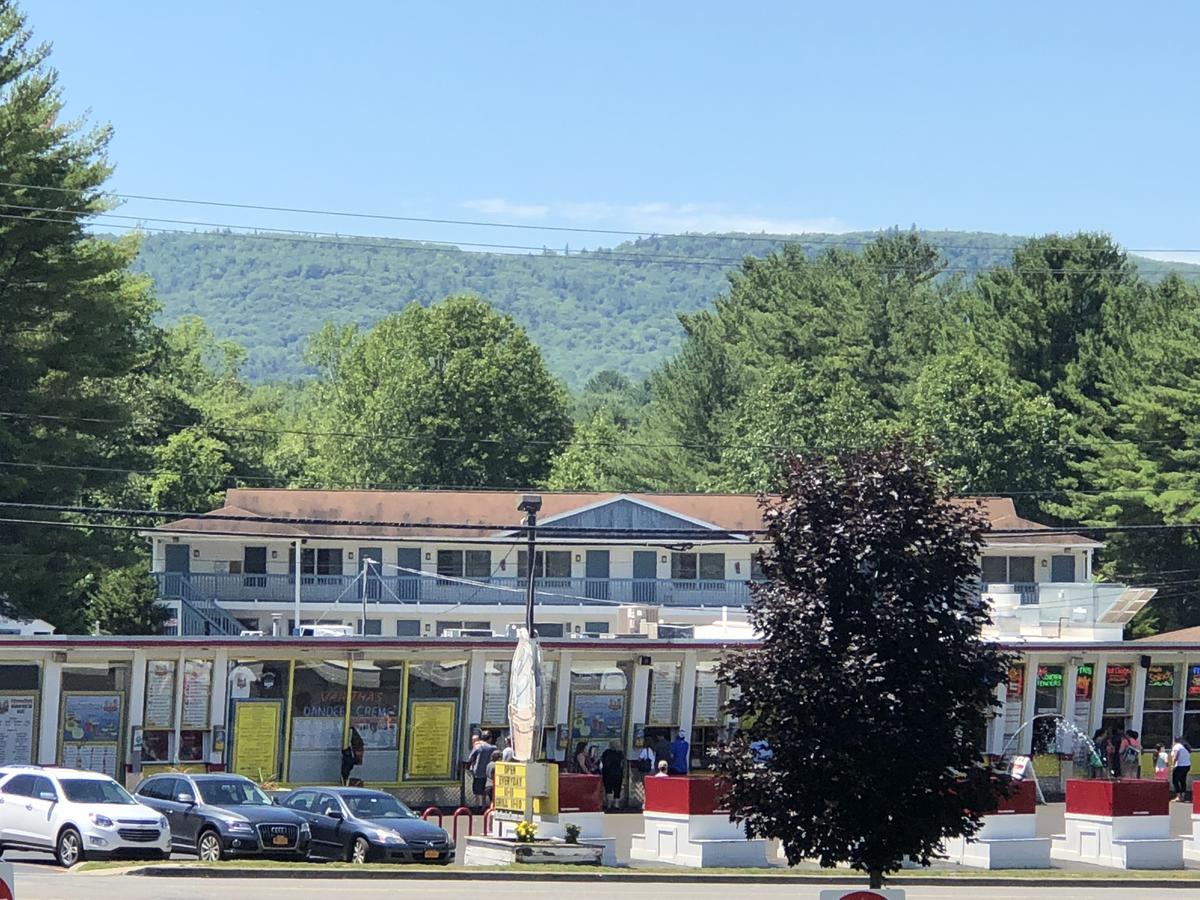 Wakita Court Motel Queensbury Exteriör bild